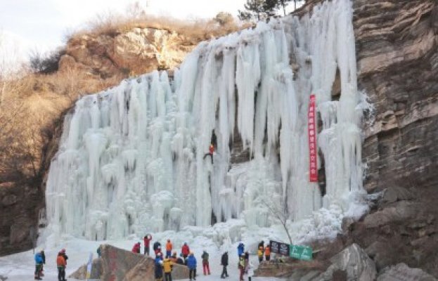 Alpinism pe o cascadă îngheţată, în China
